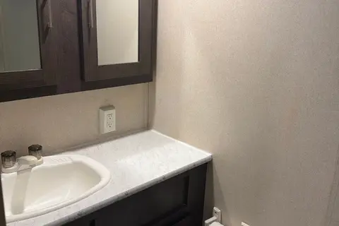 PLUSH & ROOMY 26' RV FOR TWO!(Can Sleep 3)