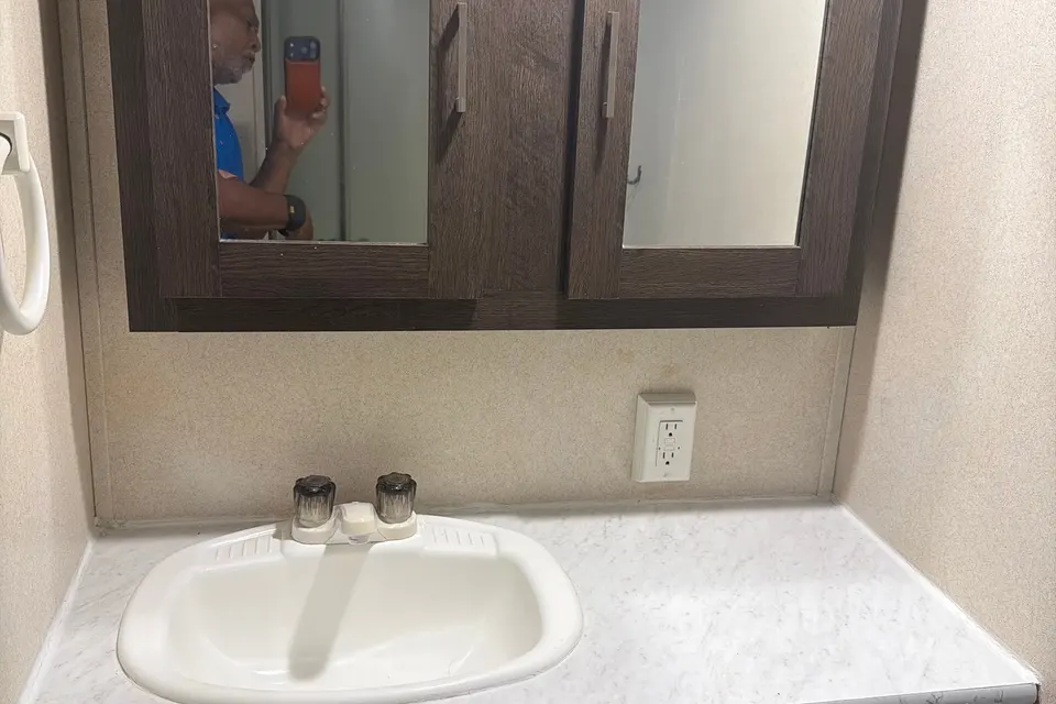 PLUSH & ROOMY 26' RV FOR TWO!(Can Sleep 3)