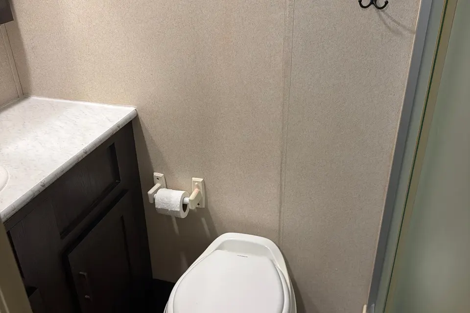PLUSH & ROOMY 26' RV FOR TWO!(Can Sleep 3)