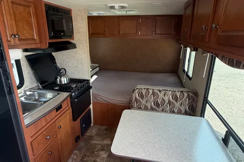 08 - 2017 - TRAIL LITE- 3000lbs - SLEEPS 4