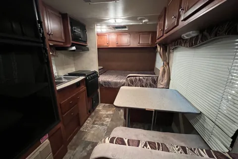 08 - 2017 - TRAIL LITE- 3000lbs - SLEEPS 4