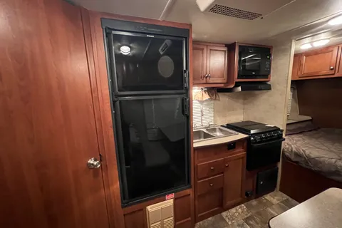 08 - 2017 - TRAIL LITE- 3000lbs - SLEEPS 4