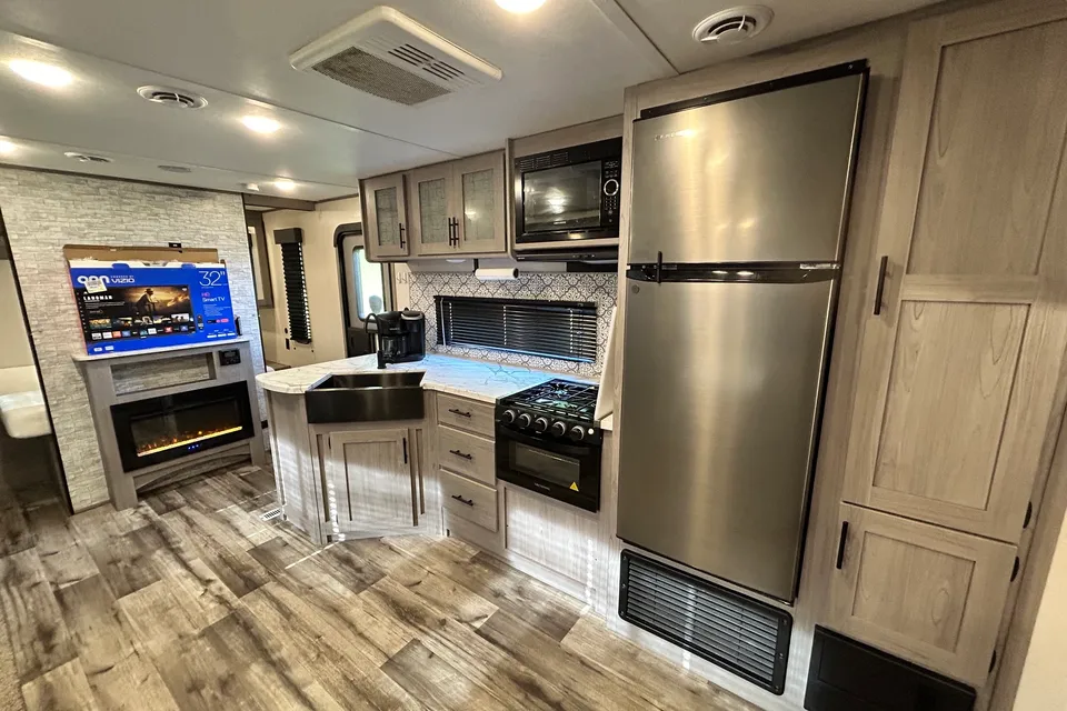 Adventure Headquarters 🧭 JANY2553