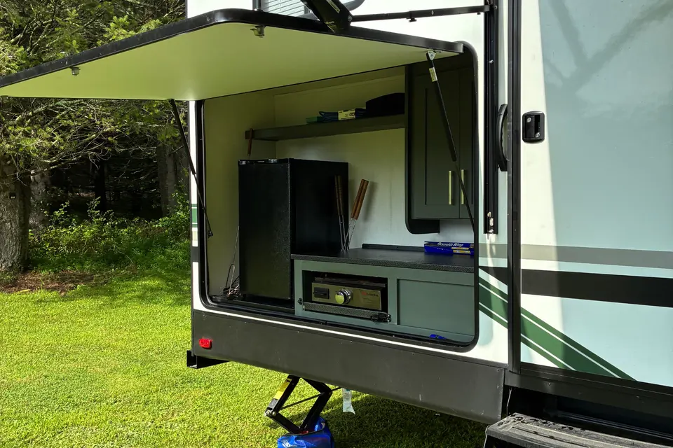 2024 Eddie Bauer BH — We Deliver & Set Up, Sleeps 10”