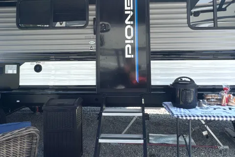 Bobby's Heartland Pioneer QB300 Travel Trailer