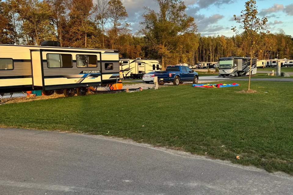 Bobby's Heartland Pioneer QB300 Travel Trailer