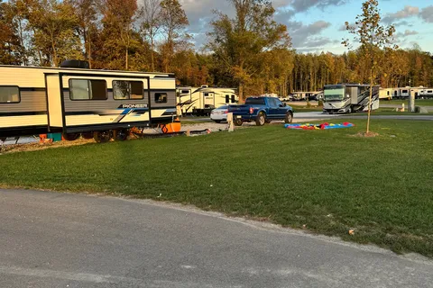 Bobby's Heartland Pioneer QB300 Travel Trailer