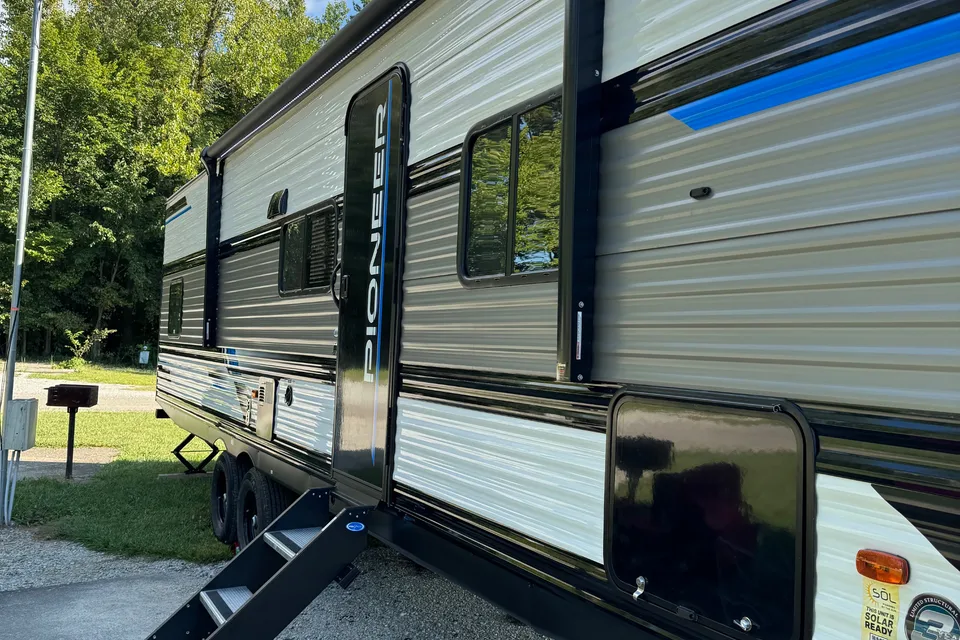 Bobby's Heartland Pioneer QB300 Travel Trailer