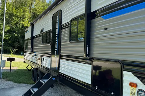 Bobby's Heartland Pioneer QB300 Travel Trailer
