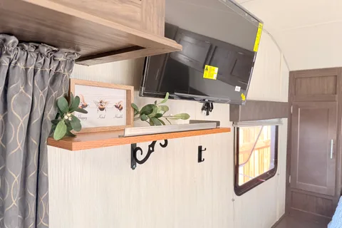 25 ft Fully Loaded Super Lightweight Boondock-Off Grid Ready Trailer