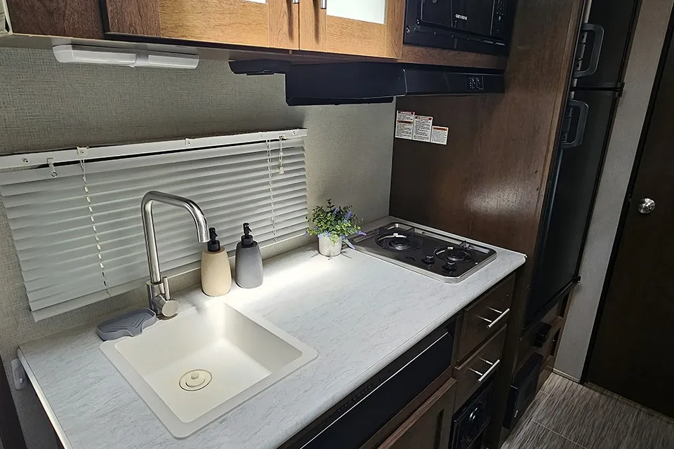 NEW LISTING ! | OSCAR | Forest River Navi 16BH | Vivre la Route !