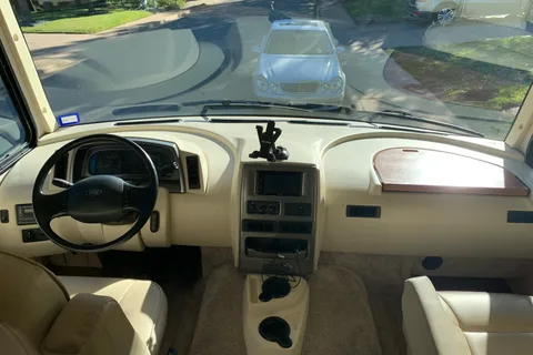 Leslie’s Happy Camper Winnebago Vista Class A