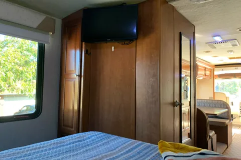 Leslie’s Happy Camper Winnebago Vista Class A