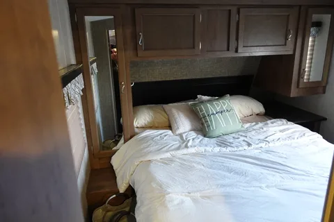 Compact & Cozy Camper with Queen Bed & Spacious Slide-Out