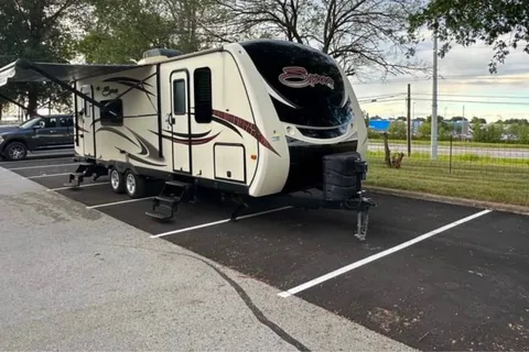Compact & Cozy Camper with Queen Bed & Spacious Slide-Out