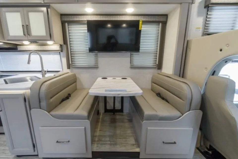 C21 NEW 2024 Chateau Sleeps 8 Luxury Private Master Suite Chateau Class C