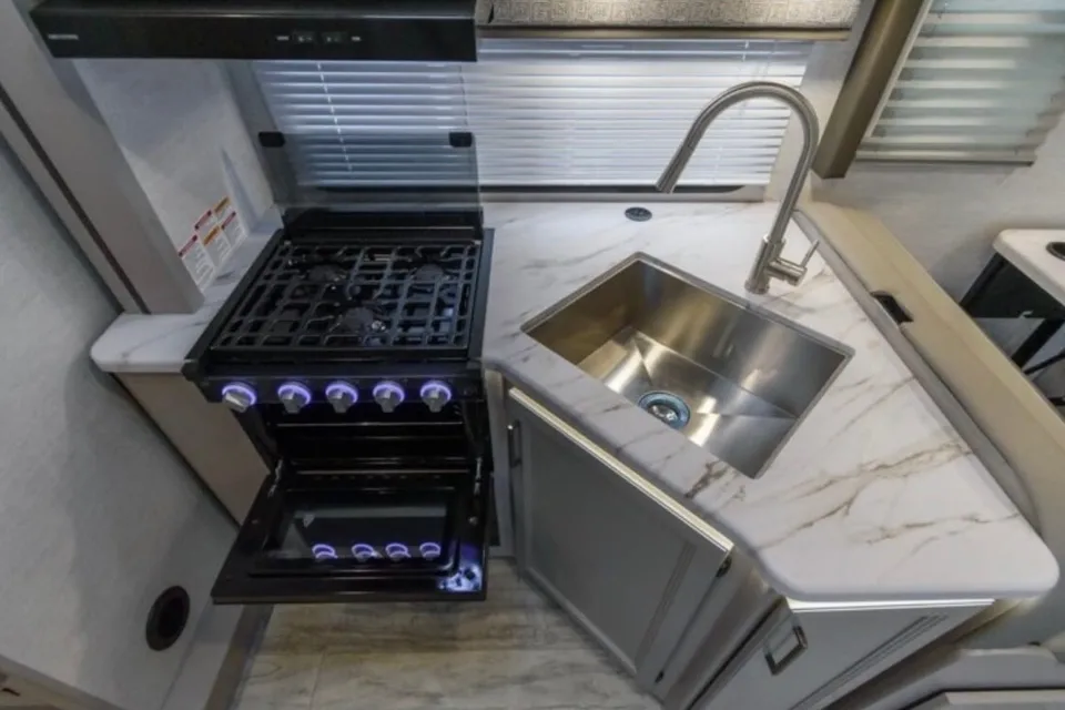 C21 NEW 2024 Chateau Sleeps 8 Luxury Private Master Suite Chateau Class C