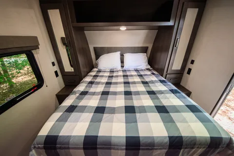 Newer Fully Stocked Camper great for Families or Couples