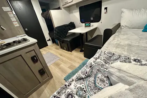 “Holiday Road” Cruiser RV Aviner Travel Trailer
