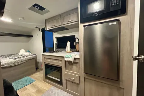 “Holiday Road” Cruiser RV Aviner Travel Trailer