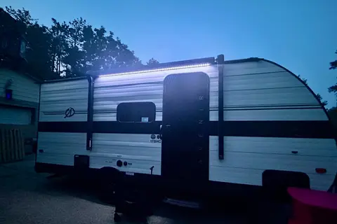 “Holiday Road” Cruiser RV Aviner Travel Trailer