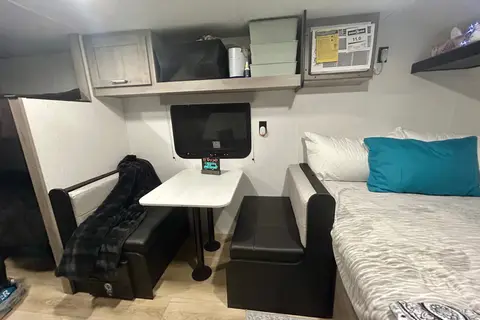 “Holiday Road” Cruiser RV Aviner Travel Trailer