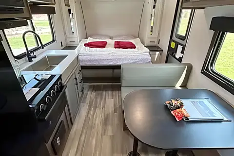 New 2025 Starcraft 24ft. Trailer- free private shuttle - Tina