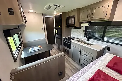 New 2025 Starcraft 24ft. Trailer- free private shuttle - Tina