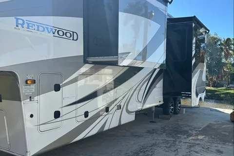 Andy's Crossroads 4001LK Fifth Wheel