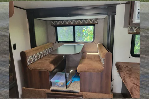 Eric & Kaitlyn's Jay Flight Baja Travel Trailer