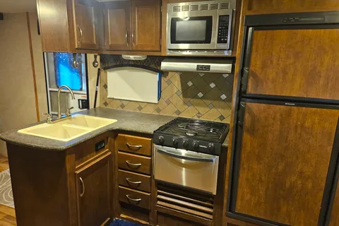 Benett's Pacific Coachworks Sea breeze Travel Trailer