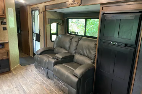 Blackstone MTN Series Travel Trailer