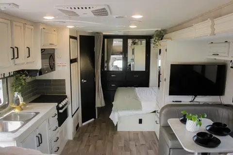 Modern Jayco Redhawk 24b- solar, sleeps 6