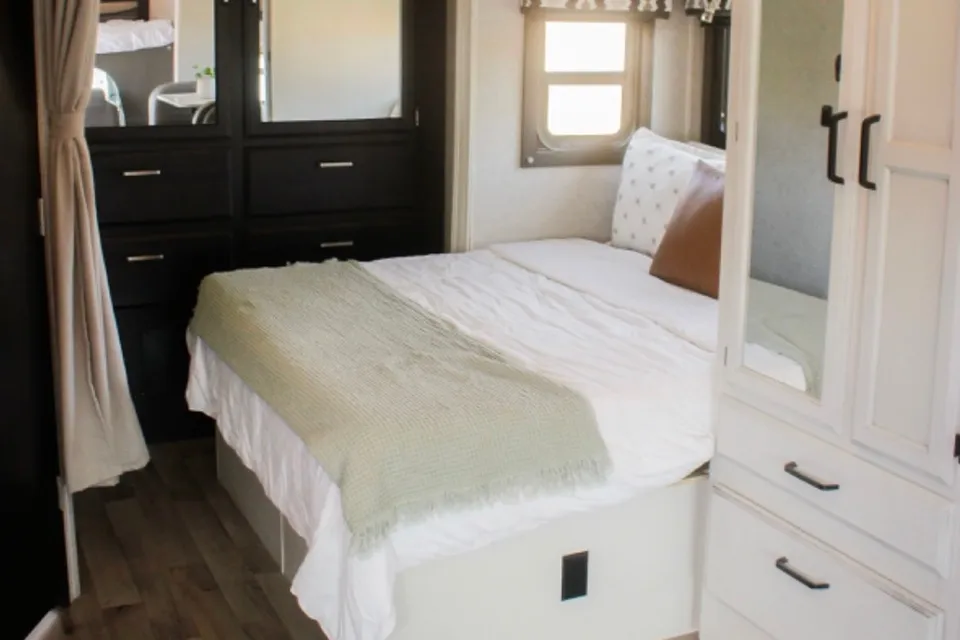 Modern Jayco Redhawk 24b- solar, sleeps 6