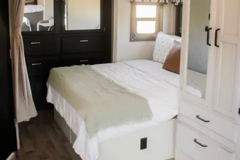 Modern Jayco Redhawk 24b- solar, sleeps 6