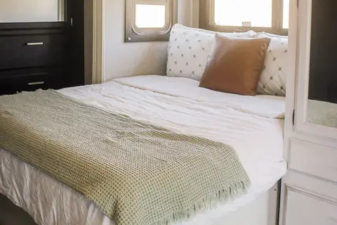 Modern Jayco Redhawk 24b- solar, sleeps 6