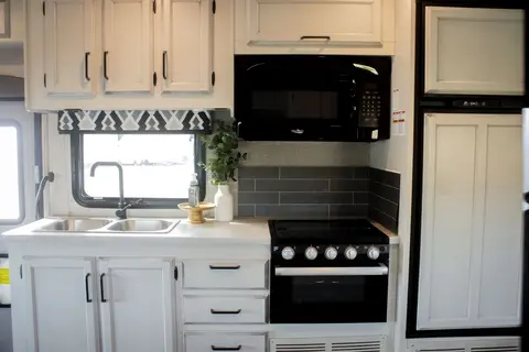 Modern Jayco Redhawk 24b- solar, sleeps 6