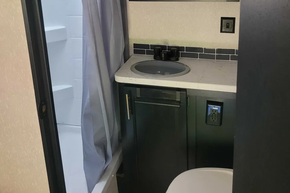 Trav's Coachmen 20rdse Travel Trailer