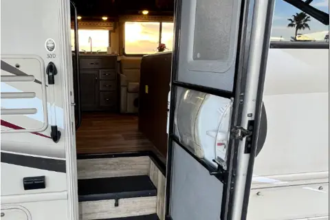C11 Thor Luxury*NEW STARLINK WiFi-10 Sleeper-Bunks-2SlideOuts-Private Suite