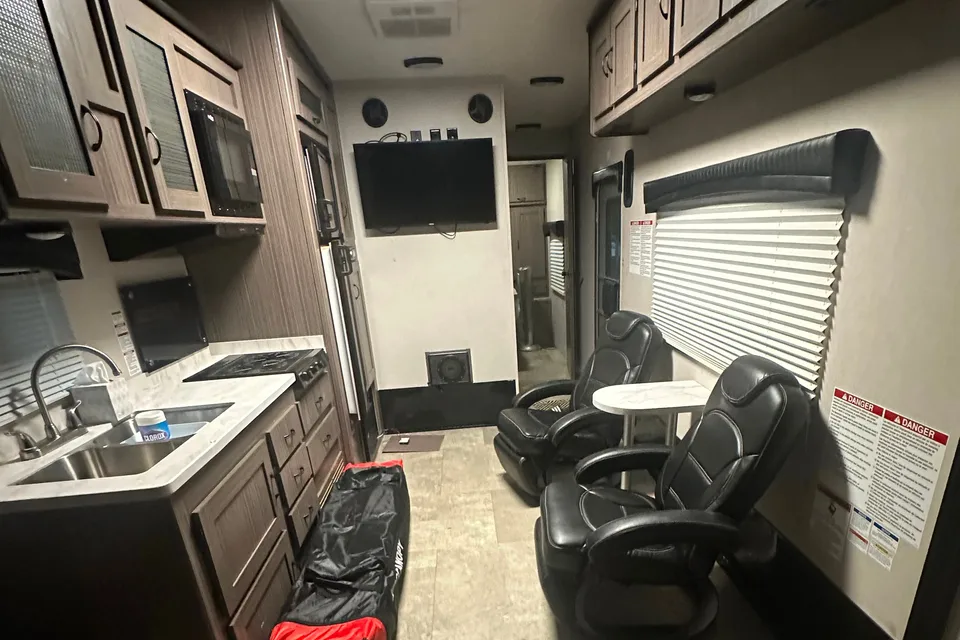 James's Coachmen 25QB Adrenaline Toy Hauler