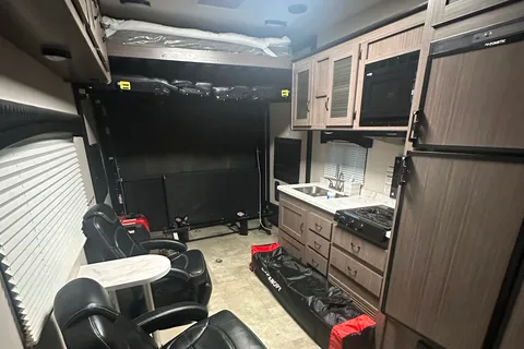 James's Coachmen 25QB Adrenaline Toy Hauler