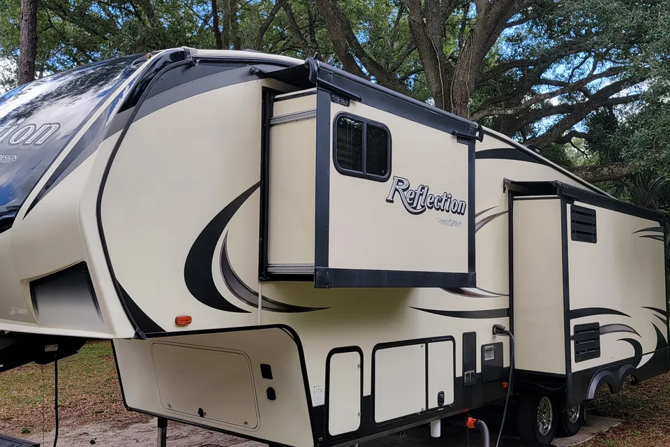 ROBERTO's Grand Design Reflection Fifth Wheel