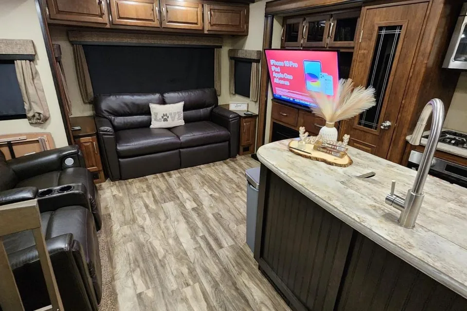 ROBERTO's Grand Design Reflection Fifth Wheel