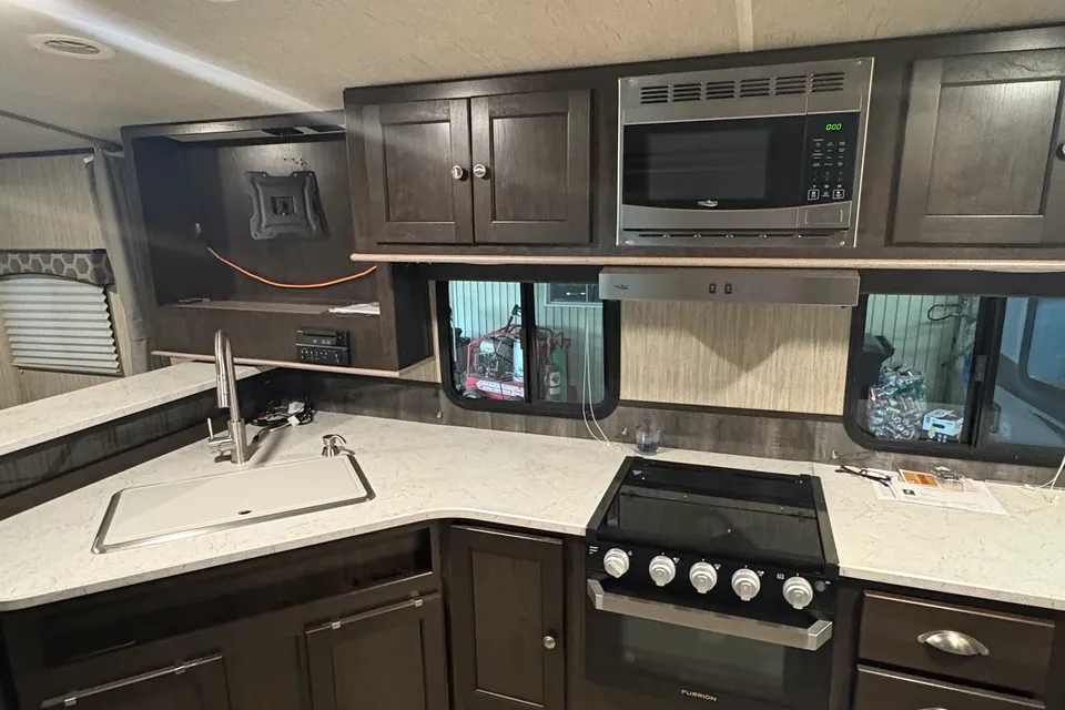 Ben's Like New!  Shadow Cruiser S225 RBS Travel Trailer 2020, 27’