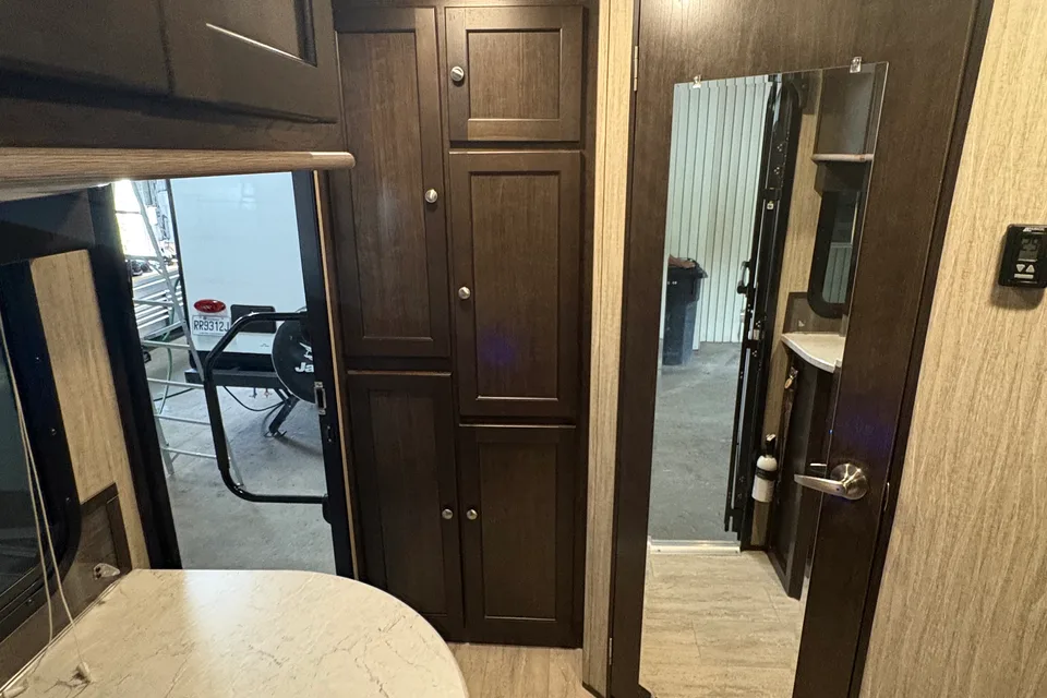 Ben's Like New!  Shadow Cruiser S225 RBS Travel Trailer 2020, 27’