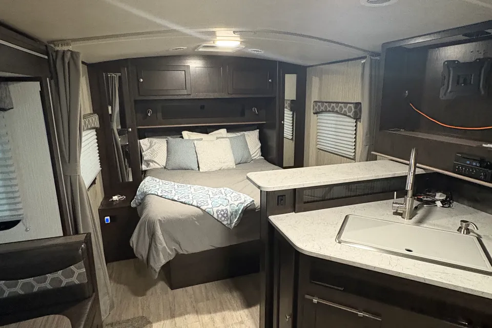 Ben's Like New!  Shadow Cruiser S225 RBS Travel Trailer 2020, 27’