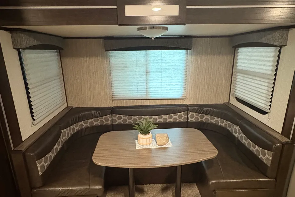 Ben's Like New!  Shadow Cruiser S225 RBS Travel Trailer 2020, 27’