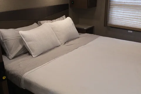 CJ's Thor Modern RV - Sleeps 9