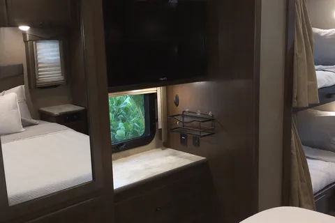 CJ's Thor Modern RV - Sleeps 9
