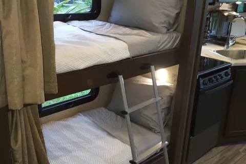 CJ's Thor Modern RV - Sleeps 9